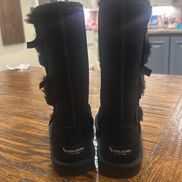 Koolaburra by UGG girl’s black with bow details, NEW NEVER WORN, girls size 2 - Picture 2 of 5